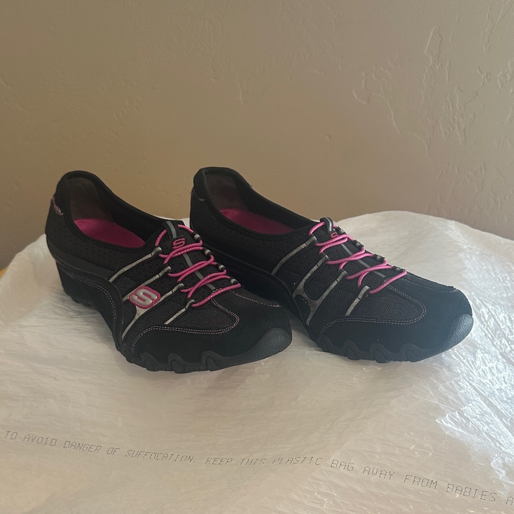 Skechers Women's Black Sneakers with Pink Highlights